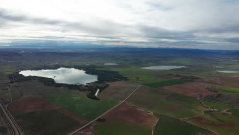 Estanca-De-Alcañiz-Luftaufnahme-Bewölkter-Tag-Grüne-Felder-Ackerland-Spanien